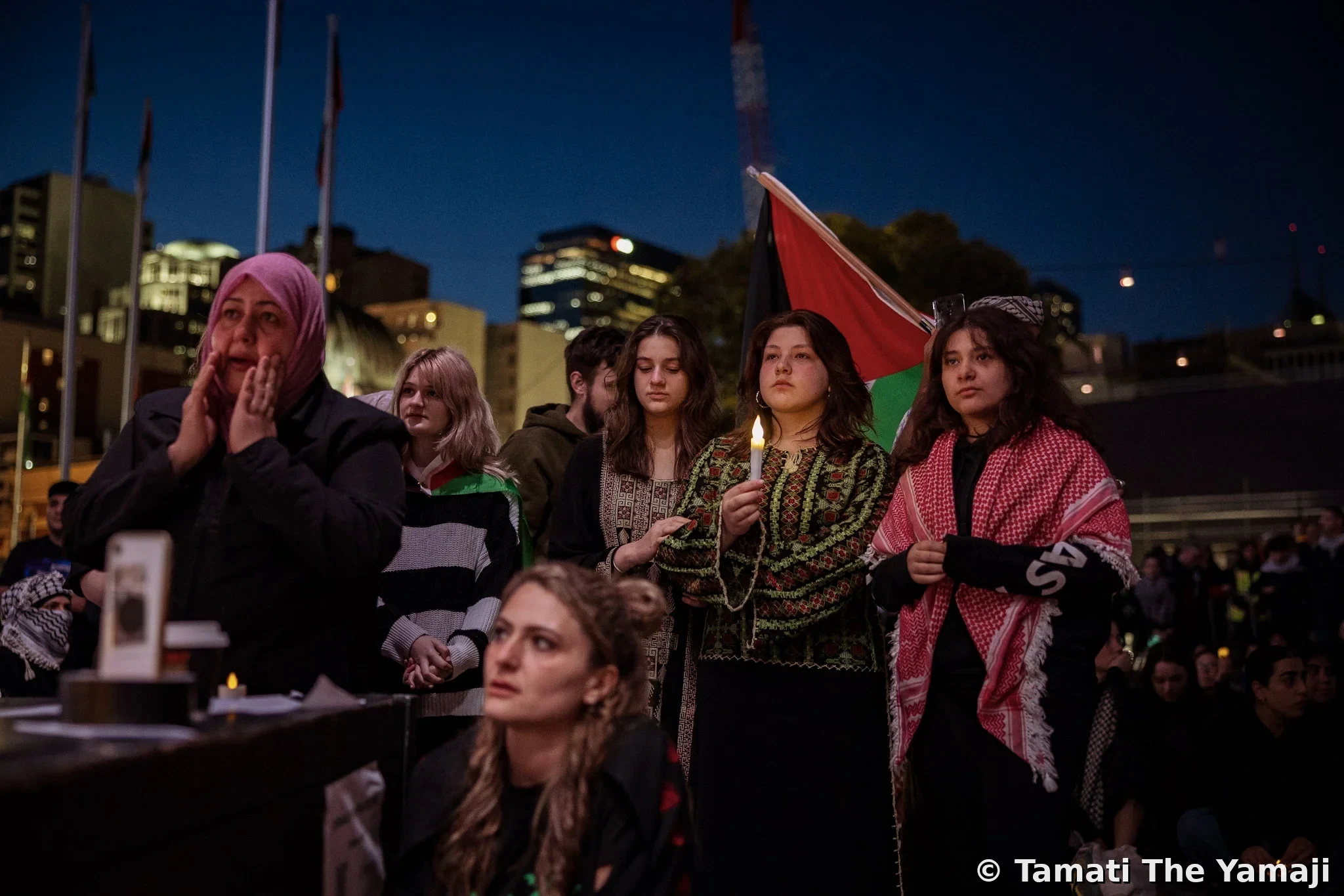 O those who pass between fleeting words - Image 9