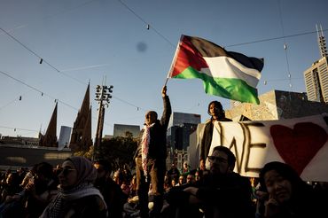 O those who pass between fleeting words